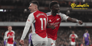 Bukayo Saka (phải) ăn mừng cùng Gabriel Martinelli trong trận Arsenal thắng Fulham 2-1 trên sân Emirates, London, Anh ngày 1/4